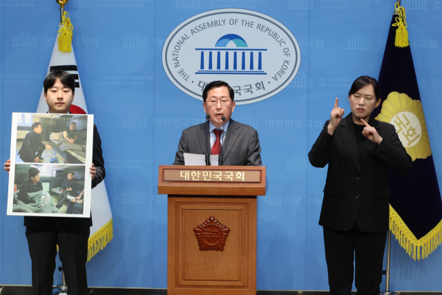 우크라이나군에 생포된 북한군 포로를 면담한 국민의힘 유용원 의원이 4일 서울 여의도 국회 소통관에서 북한군 포로의 육성 파일을 공개하며 면담 결과를 설명하고 있다. 연합뉴스