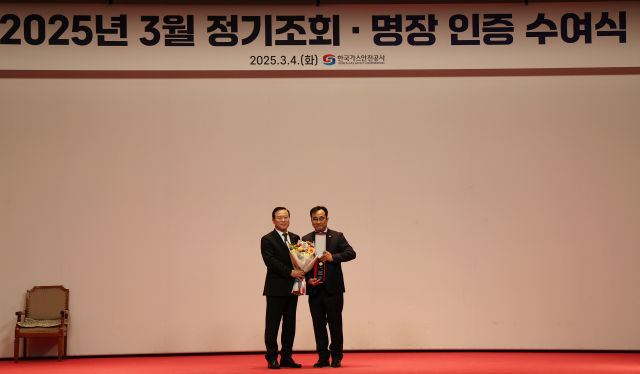 한국가스안전공사 박경국 사장, 김원재 명장이 가스안전 명장 인증 수여식을 가졌다. 김원재 명장은 4일부터 공식적인 가스안전 명장으로서의 행보를 시작했다. 가스안전공사 제공
