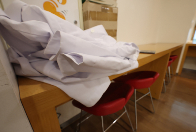 서울 한 의과대학 자율학습실에 가운이 놓여 있다. 연합뉴스