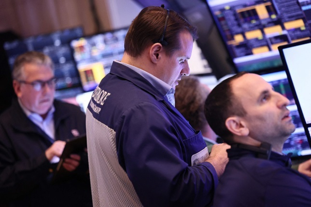 미국 트럼프 행정부가 4일(현지시간)부터 멕시코·캐나다·중국 수입품에 신규 관세 부과를 발효한데 대해 우려가 커지며 이날 뉴욕증시의 3대 지수가 모두 하락했다. 사진은 이날 뉴욕증권거래소의 트레이더들 모습. 연합뉴스