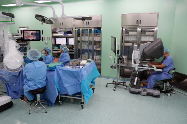 해운대백병원 갑상선·내분비외과 구도훈 교수가 다빈치 SP를 활용해 첫 로봇 수술을 집도하고 있다. 해운대백병원 제공