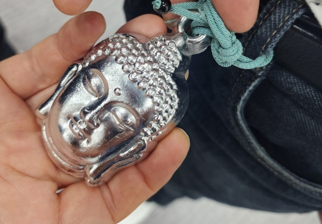 지난달 인천공항에서 중국인이 홍콩에서 부처상으로 위장해 금 밀수를 시도하다 적발된 사례. 관세청 제공