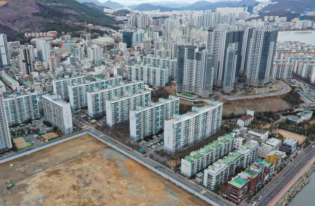 올해 2분기 ‘영끌(영혼까지 끌어모아 주택구입)·빚투(대출로 투자)’를 통한 주택·주식 등 투자가 급증하면서 전체 가계 빚이 다시 역대 최대 기록을 갈아치웠다. 부산 수영구 남천동 뉴비치 아파트 전경. 정종회 기자 jjh@