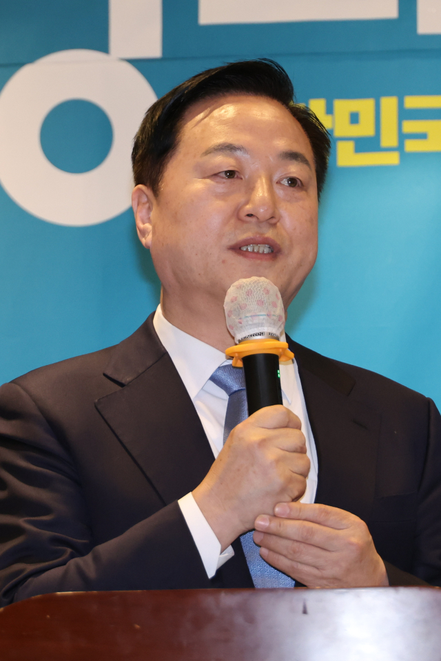 더불어민주당 김두관 전 의원이 지난 18일 경기 광명시 KTX 광명역에서 열린 비명계 인사들 모임 ‘희망과 대안 포럼’ 창립식에서 축사를 하는 모습. 연합뉴스