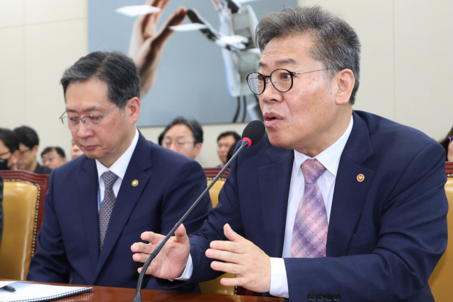 김용빈 중앙선거관리위원회 사무총장이 5일 국회 과학기술정보방송통신위원회 전체회의에서 현안질의에 답하고 있다. 연합뉴스