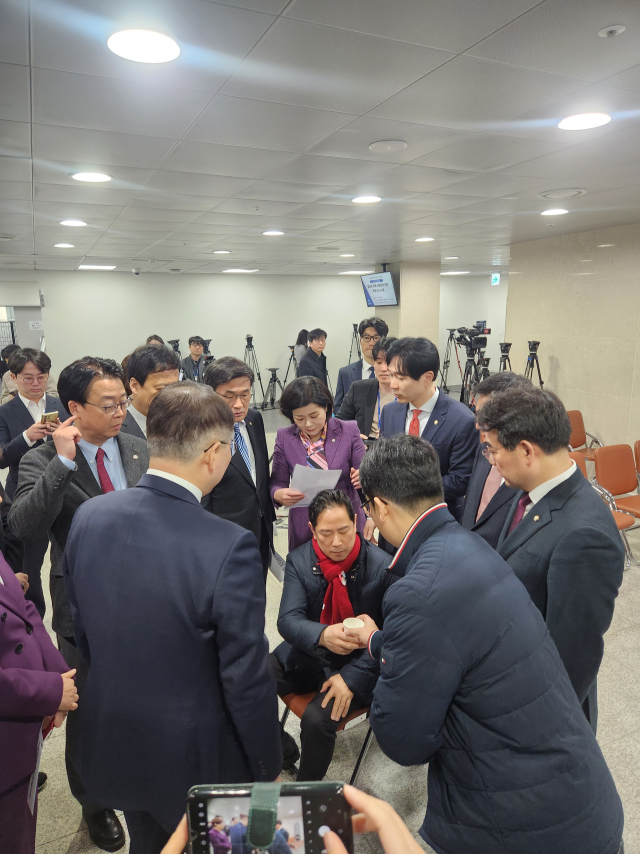 국민의힘 소속 부산 의원들이 6일 오전 국회 소통관 기자회견에 앞서 단식 농성 중인 박수영 의원을 챙기는 모습. 부산 의원들은 이날 부산을 찾은 더불어민주당 이재명 대표에게 산업은행 부산 이전과 부산글로벌허브도시조성특별법 등에 대한 해결 의지를 촉구했다. 곽진석 기자 kwak@