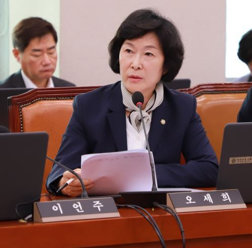 국회 산업통상자원중소벤처기업위원회 소속 더불어민주당 오세희 의원이 국회에서 질의하고 있다. 오세희 의원실 제공