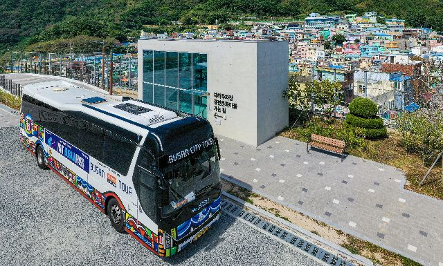 부산시티투어 버스가 부산 감천문화마을을 운행하고 있다. 부산일보DB