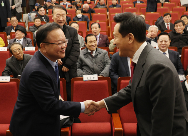6일 서울 여의도 국회도서관에서 열린 '분권형 권력구조 개헌 대토론회'에서김부겸 전 국무총리와 오세훈 서울시장이 악수하고 있다. 연합뉴스
