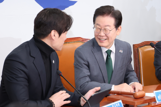 더불어민주당 이재명 대표가 24일 서울 여의도 국회에서 열린 최고위원회의에서 한준호 최고위원과 대화하고 있다. 연합뉴스