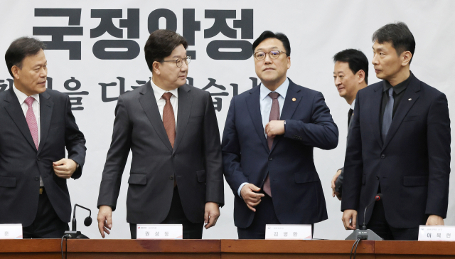 국민의힘 권성동 원내대표(왼쪽 두번째)가 7일 서울 여의도 국회에서 열린 '가상자산시장의 건전한 발전을 위한 정책과제' 민당정간담회에서 김병환 금융위원장과 이복현 금감원장 등과 회의에 앞서 기념 촬영을 하기 위해 자리를 잡고 있다. 연합뉴스
