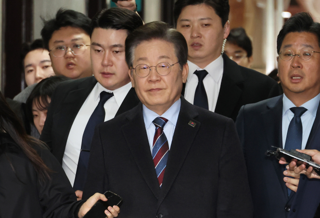 윤석열 대통령의 석방이 알려진 7일 더불어민주당 이재명 대표가 국회 당 대표실로 향하고 있다. 연합뉴스