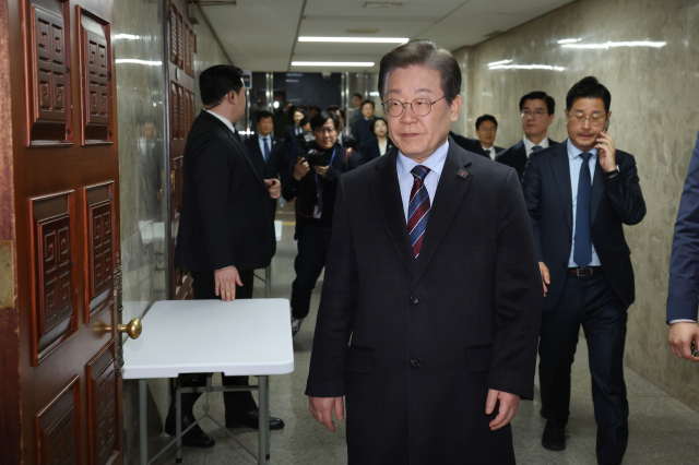 더불어민주당 이재명 대표가 윤석열 대통령의 석방이 알려진 7일 서울 여의도 국회에서 열린 긴급 의원총회에 참석하고 있다. 연합뉴스