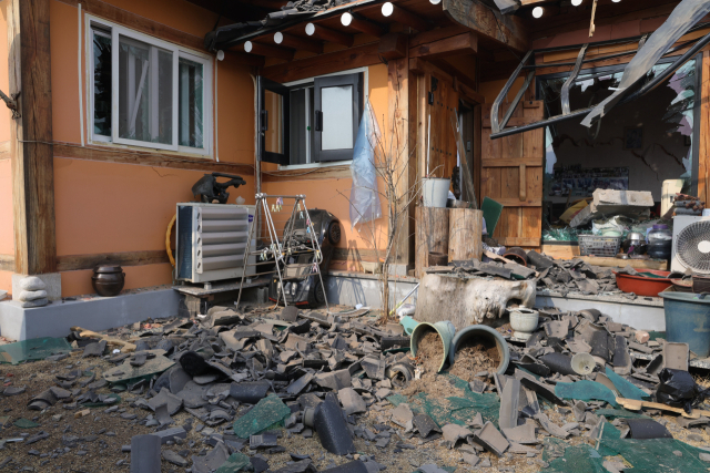 7일 오후 경기도 포천시 이동면 노곡리 공군 전투기 오폭 사고 현장에서 파손된 민가 모습. 연합뉴스