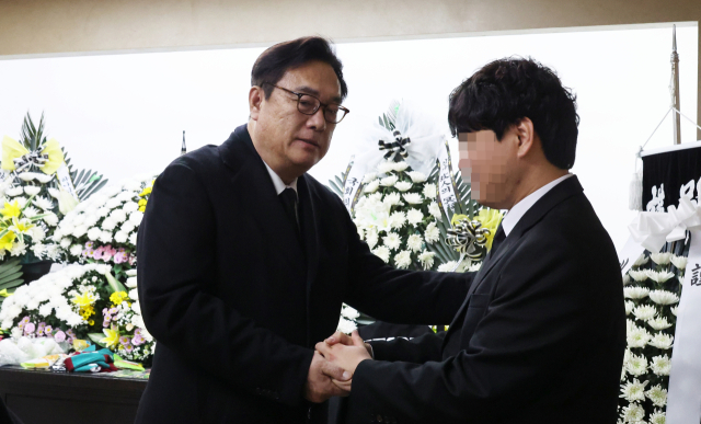 정진석 대통령 비서실장이 지난달 12일 대전 서구 한 장례식장에 마련된 대전 초등학생 피살 사건 피해자 고(故) 김하늘 양 빈소를 찾아 조문하고 유족을 위로하고 있다. 연합뉴스