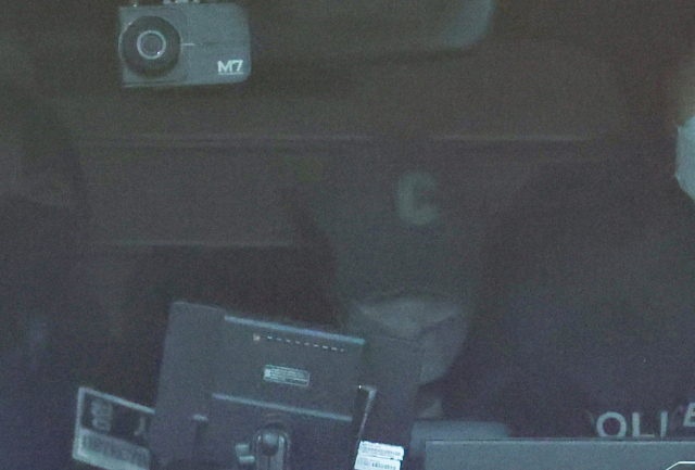 7일 오후 대전서부경찰서에서 첫 대면조사를 마친 대전 초등생 살해 교사 명모(40대) 씨가 경찰 승합차를 타고 유치장으로 이동하고 있다. 연합뉴스