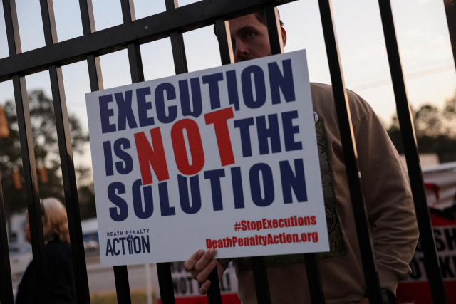 사형수의 총살형 집행을 앞두고 교도소 밖에서 사형 폐지 시위를 벌이는 미국 시민. 로이터연합뉴스