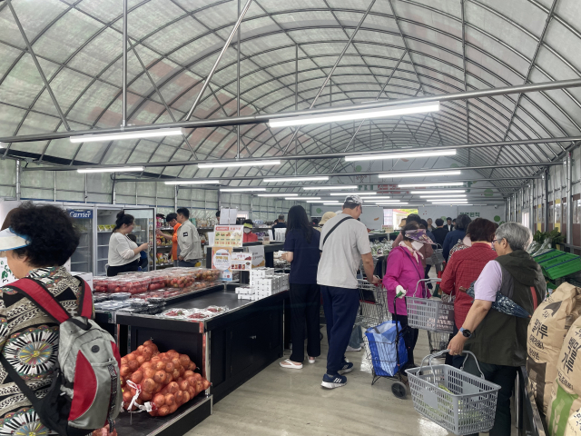 양산시민들이 지난해 5월 말 개장한 로컬푸드 직매장에서 신선한 농축산물을 구매하고 있다. 양산시 제공