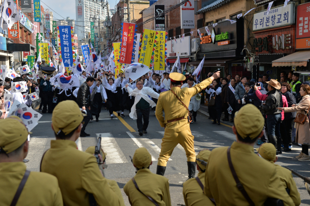 부산·경남 독립 만세 운동의 효시로 꼽히는 부산진일신여학교 의거를 기념하는 행진이 6년 만에 재개된다. 사진은 2017년 열린 행진 장면. 부산 동구청 제공