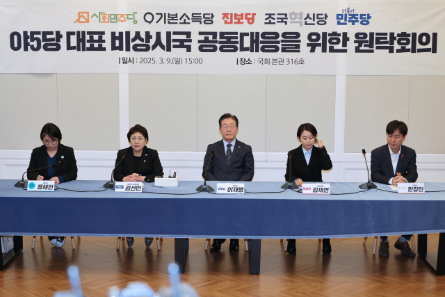 조국혁신당 김선민 대표 권한대행이 9일 서울 여의도 국회에서 열린 비상시국 공동대응을 위한 야 5당 원탁회의에서 발언하고 있다. 왼쪽부터 기본소득당 용혜인 대표, 조국혁신당 김선민 대표 권한대행, 더불어민주당 이재명 대표, 진보당 김재연 상임대표, 사회민주당 한창민 대표. 연합뉴스