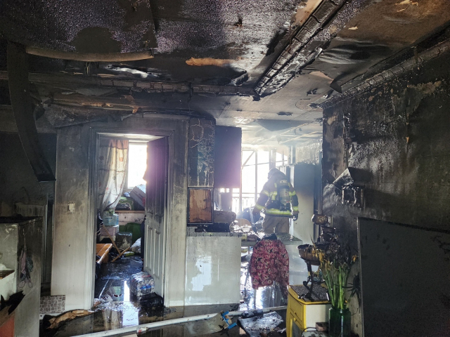 9일 오전 해운대구 반송동의 한 아파트에서 불이 났다. 사진은 화재 현장. 소방재난본부 제공