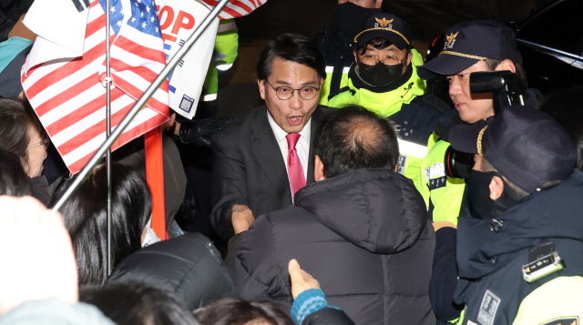 법원이 윤석열 대통령의 구속 취소 청구를 받아들인 7일 경기도 의왕시 서울구치소 앞에 국민의힘 윤상현 의원이 도착해 윤 대통령 지지자와 인사하고 있다. 연합뉴스