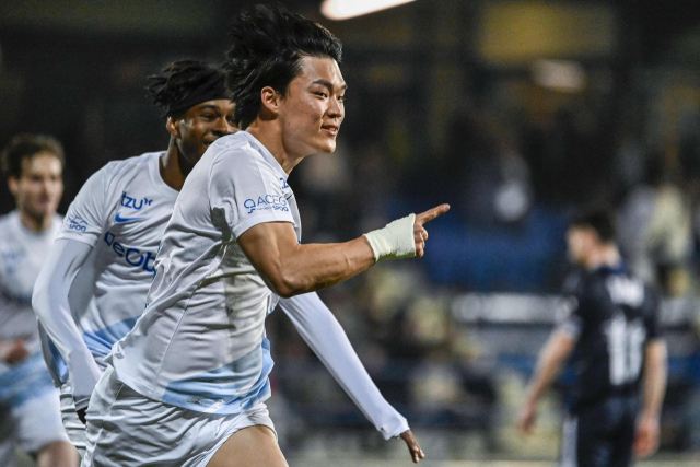 헹크의 오헌규가 8일 덴더르레우에서 열린 벨기에 프로리그 1부 리그 FCV 덴더르 EH와의 경기에서 골을 넣은 후 기뻐하고 있다. AFP연합뉴스