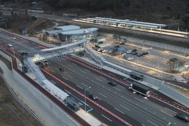 울산시는 북울산역과 접한 오토밸리로에 버스 정차시설 등 환승체계를 마련하고 대형 육교도 설치해 시민 접근성을 높였다. 드론으로 촬영한 북울산역 전경. 울산시 제공
