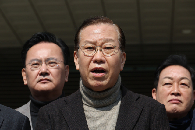 국민의힘 권영세 비상대책위원장이 8일 서울 대검찰청 앞에서 열린 비상의원총회에서 발언하고 있다. 연합뉴스