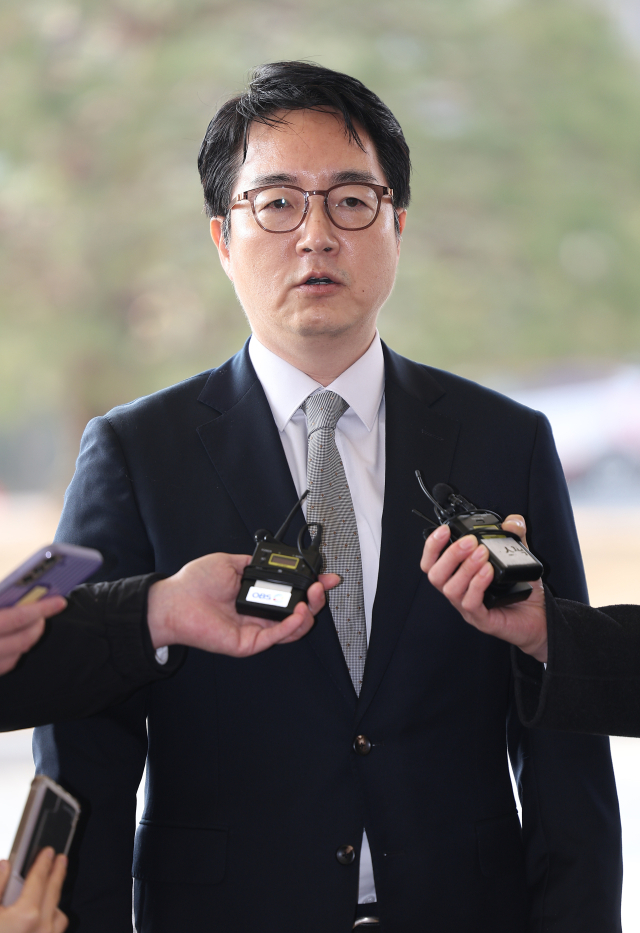 심우정 검찰총장이 10일 서울 서초구 대검찰청으로 향하며 취재진 질문에 답하고 있다. 연합뉴스