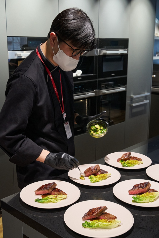 밀레코리아 양준석 셰프가 빌레로이앤보흐 테이블웨어에 조리한 음식을 플레이팅하고 있는 모습. 밀레코리아 제공.