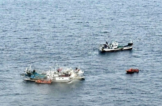 10일 오전 11시 21분 통영시 한산면 홍도 남방 29해리 인근에서 화재가 발생한 통영 선적 근해자망어선 제385화영호 선장과 선원 등 8명이 모두 건강한 상태로 구조됐다. 통영해양경찰서 제공