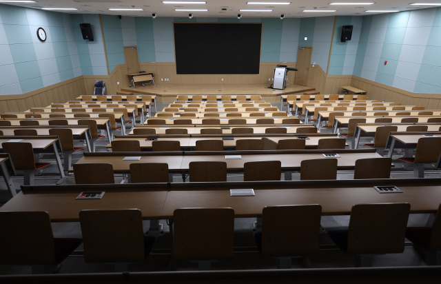 정부가 의대생들이 3월 내에 전원 복귀한다는 조건으로 2026학년도 의과대학 모집인원을 증원 이전 수준인 3058명으로 되돌리는 방안을 수용하기로 했다. 10일 서울 종로구 한 의과대학 강의실이 비어 있다. 연합뉴스
