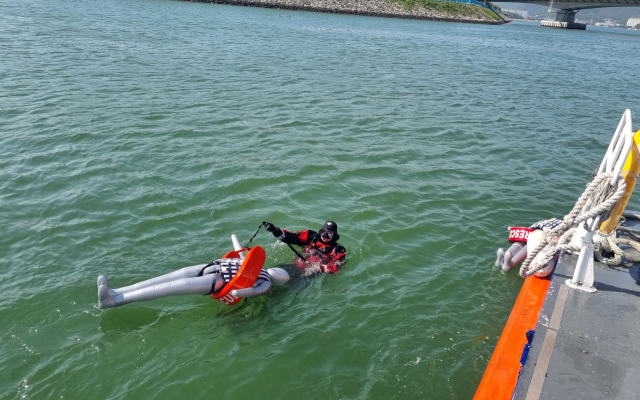 창원해양경찰서 소속 경찰관들이 10일 경남 창원시 진해구 안골대교 인근 바다에서 현장부서(함정·파출소) 팀워크 훈련을 실시하고 있다. 최근 선박 충돌·전복·침수 등 사고가 늘어남에 따라 대응 역량을 강화하기 위해 이번 훈련이 마련됐다. 경비함정·특수함정 8척은 인명구조와 해상수색 등 17개 항목을, 파출소 4곳은 연안구조종 운용술, 지역특성화, 지형지물숙달 등 내달 18일까지 훈련한다. 창원해양경찰서 제공