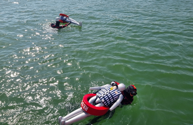 창원해양경찰서 소속 경찰관들이 10일 경남 창원시 진해구 안골대교 인근 바다에서 현장부서(함정·파출소) 팀워크 훈련을 실시하고 있다. 최근 선박 충돌·전복·침수 등 사고가 늘어남에 따라 대응 역량을 강화하기 위해 이번 훈련이 마련됐다. 경비함정·특수함정 8척은 인명구조와 해상수색 등 17개 항목을, 파출소 4곳은 연안구조종 운용술, 지역특성화, 지형지물숙달 등 내달 18일까지 훈련한다. 창원해양경찰서 제공