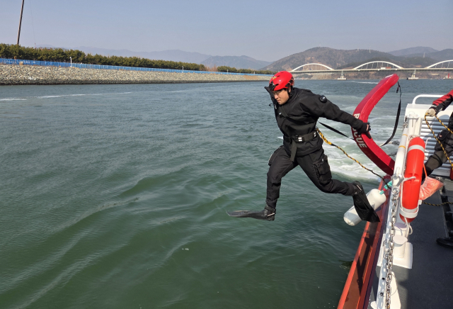 창원해양경찰서 소속 경찰관들이 10일 경남 창원시 진해구 안골대교 인근 바다에서 현장부서(함정·파출소) 팀워크 훈련을 실시하고 있다. 최근 선박 충돌·전복·침수 등 사고가 늘어남에 따라 대응 역량을 강화하기 위해 이번 훈련이 마련됐다. 경비함정·특수함정 8척은 인명구조와 해상수색 등 17개 항목을, 파출소 4곳은 연안구조종 운용술, 지역특성화, 지형지물숙달 등 내달 18일까지 훈련한다. 창원해양경찰서 제공