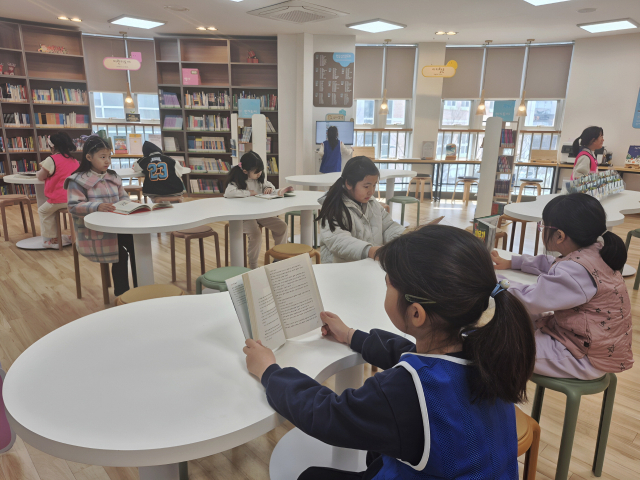 지난달 부산 기장군 일광초등학교 도서관에서 아이들이 각자 흥미 있는 책을 골라 집중해서 읽고 있다. 부산시교육청 제공