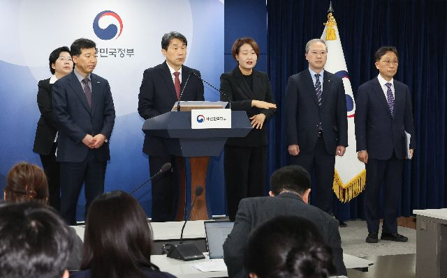 이주호 부총리 겸 교육부 장관이 의과대학 선진화를 위한 총장협의회(의총협) 회장단 양오봉 전북대 총장, 이해우 동아대 총장 그리고 이종태 의대협회 이사장과 지난 7일 서울 종로구 정부서울청사에서 학생 복귀 및 의대 교육 정상화 관련 브리핑을 하고 있다. 부산일보DB