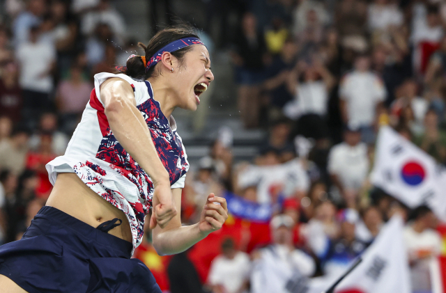 안세영이 9일 오를레앙 마스터스를 제패해 올해 국제대회 3연속 우승을 달성했다. 사진은 2024 파리올림픽 배드민턴 여자 단식 결승전에서 금메달을 확정짓고 있는 모습. 연합뉴스