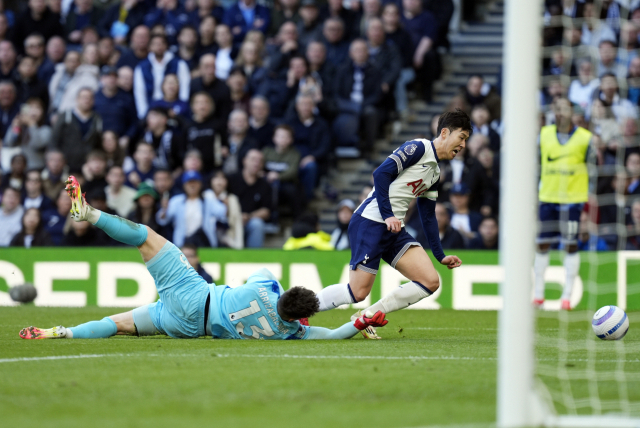 9일 영국 런던에서 열린 토트넘 홋스퍼와 AFC 본머스의 경기에서 손흥민이 상대 골피커의 반칙으로 페널티킥을 얻어내고 있다. EPA연합뉴스