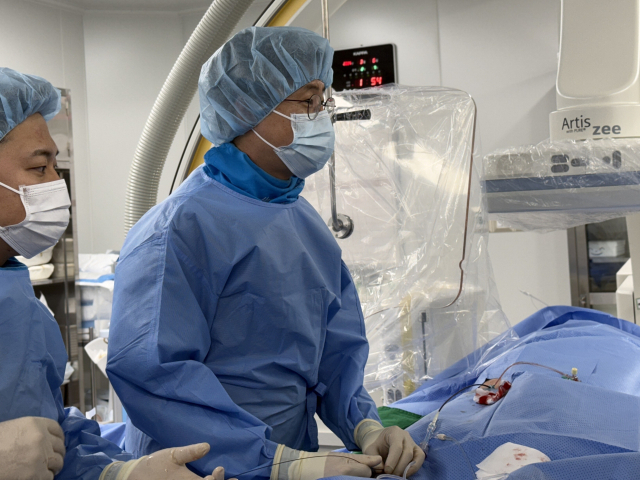 해운대부민병원 뇌혈관센터가 별관으로 확장 이전을 앞두고 있다. 신경외과 이현곤 과장이 뇌동맥류 코일 색전술을 시행하고 있는 모습. 해운대부민병원 제공