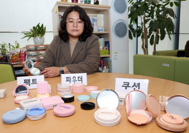 한국소비자연맹이 1만 원 미만 저가형 화장품 10개 제품을 대상으로 인체 안전성·품질에 대한 시험 결과를 발표했다. 직원이 제품을 살펴보는 모습. 연합뉴스