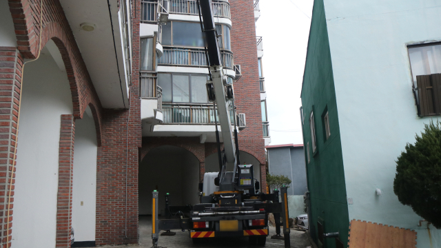 지난 7일 부산 동구 수정동의 한 빌라에서 고소작업대에 올라 창문을 설치하던 40대 남성이 10m 높이에서 추락해 숨졌다. 부산동부경찰서 제공