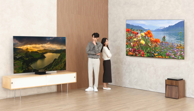 삼성전자 모델들이이 2025년형 AI TV 신제품 ‘네오 QLED 8K(85QNF990)’와 올레드(83SF95)를 체험하고 있다.삼성전자 제공