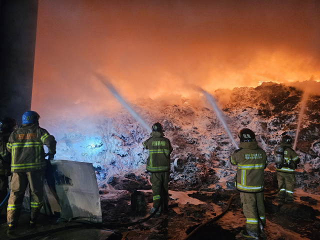 경남 김해시 한림면의 자원순환시설 화재 현장. 경남소방본부 제공