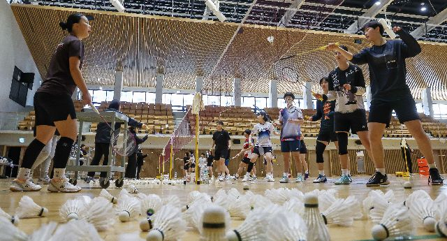 질병관리청이 2025년도 청소년건강패널조사를 10월 31일까지 실시한다. 지난달 2025년 부산외대와 함께하는 청소년 배드민턴 캠프에 참여한 고등학생 선수들이 훈련을 하고 있다. 김종진 기자 kjj1761@