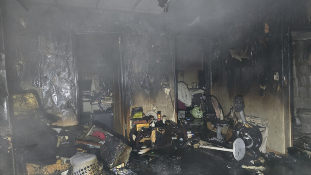 11일 오전 1시 18분 울산시 북구 한 상가주택에서 불이 나 집안 천장과 벽면이 시커멓게 녹아내리고 온갖 가재도구가 숯덩이로 변했다. 울산소방본부 제공