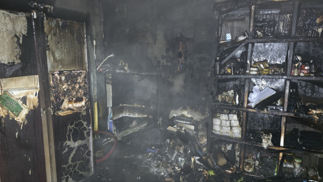 11일 오전 1시 18분 울산시 북구 한 상가주택에서 불이 나 집 내부가 냉장고, 책장 할 것 없이 온통 새까맣게 타버렸다. 울산소방본부 제공