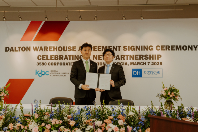 지난 7일(현지시간) 미국 조지아주 달튼시에서 개최된 ‘합작 물류센터 인수계약 체결식’에서 이용호(왼쪽) LX판토스 대표이사와 윤상호 한국해양진흥공사 해양금융본부장이 기념사진을 찍고 있다. 해수부·해진공 제공