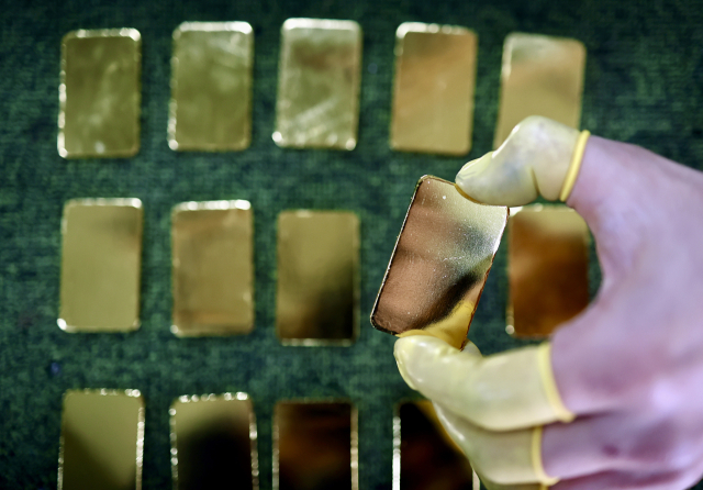 하나은행 하나금융연구소는 금 가격의 우상향 추세가 당분간 이어질 것이라고 전망했다. 한국표준금거래소 공장에서 직원이 스무 돈(한돈 3.75g)짜리 골드바를 들어보이고 있다. 연합뉴스